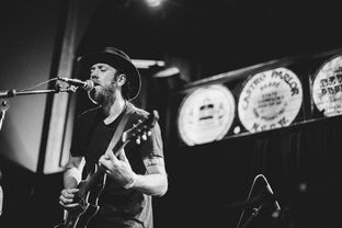 乐鱼app-美洲杯明星大爆发：精彩表演，万人瞩目！，美洲杯原名