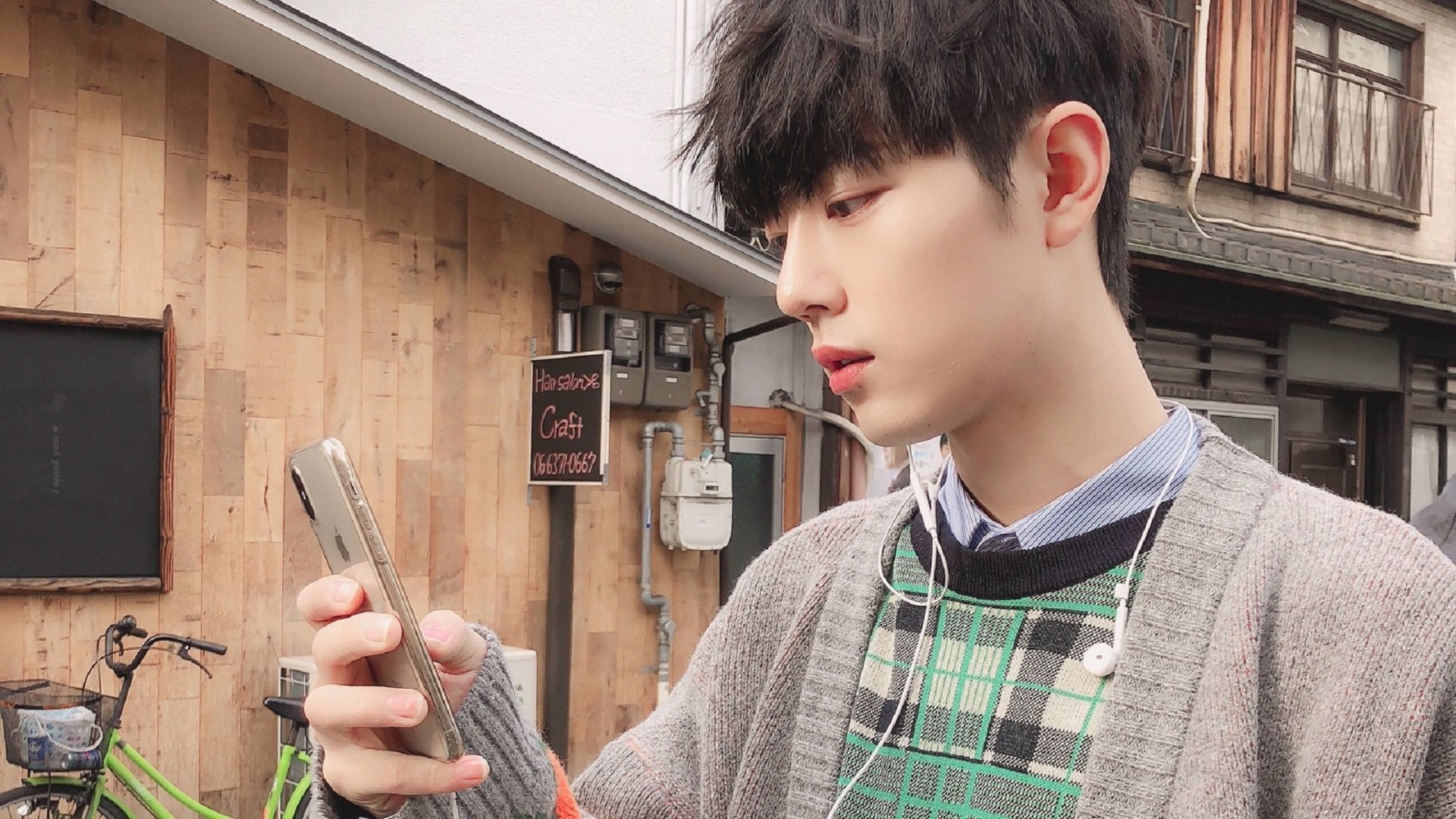 乐鱼体育登录-东莞大风天上演“空中杂技”，工人安全无恙